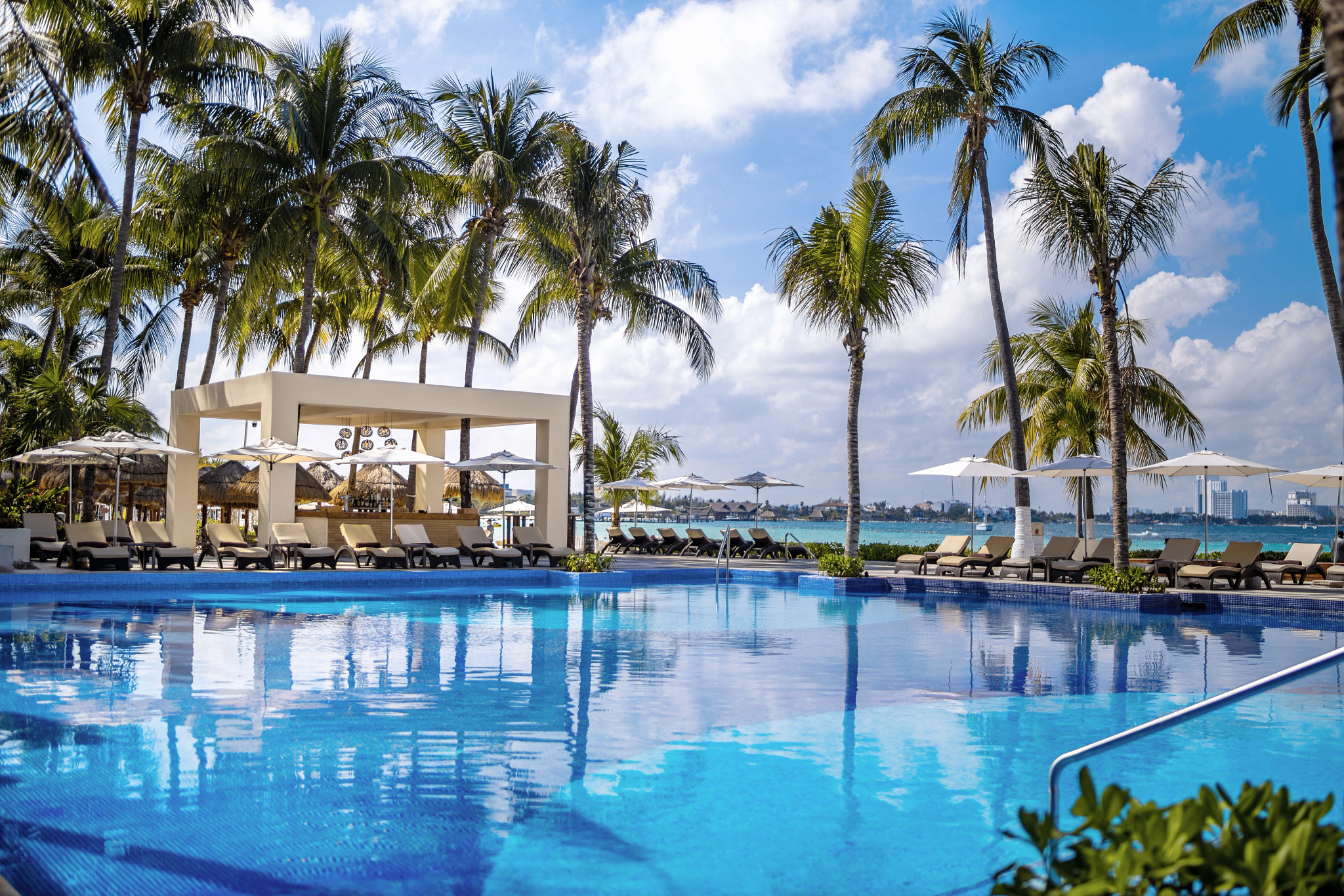 Dreams_Sands_Cancun_Swim_Pool