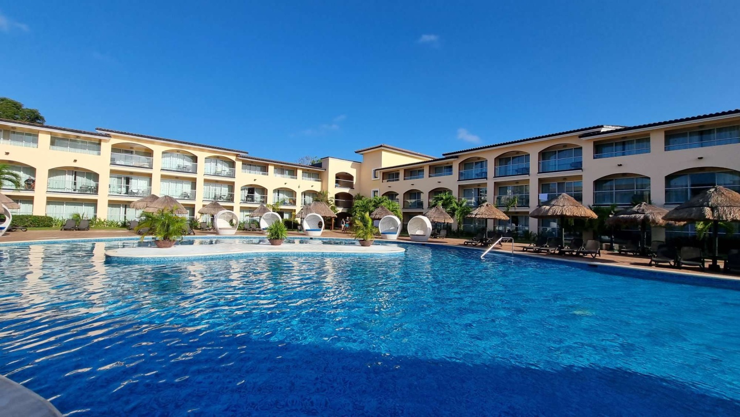 Sandos_Playacar_Beach_Resort_Playa_Del_Carmen_Pool
